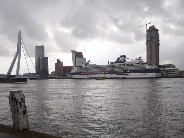 >Cruiseschip ms Celebrity Constellation aan de Cruise Terminal Rotterdam